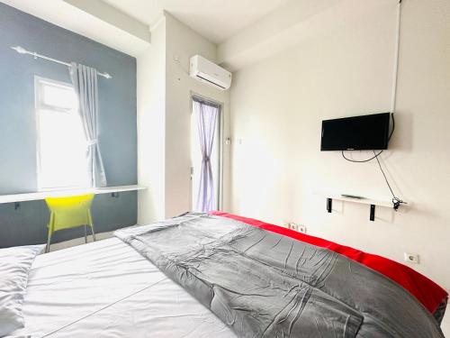 Кровать или кровати в номере RedLiving Apartment @ Dramaga Tower by Liana Room