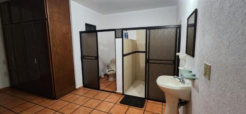 Ένα μπάνιο στο Casa Juarez: Great 4BR house w/ POOL & GAMES, perfect for Parties & Family