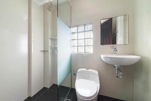 La salle de bains est pourvue de toilettes et d'un lavabo. dans l'établissement Banyu Biru Villa, à Lagoi