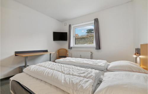 Cozy Apartment In Allinge With Kitchen tesisinde bir odada yatak veya yataklar
