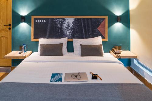 LOKAL Rooms x Swat River tesisinde bir odada yatak veya yataklar