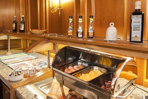 Una cocina con un fregadero con huevos y botellas de alcohol. en Hotel-Restaurant Breitenbacher Hof, en Hürth