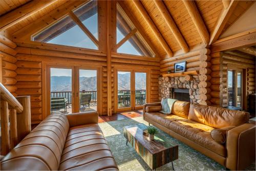 ein Wohnzimmer mit einem Sofa und einem Kamin in der Unterkunft 4 Kings Log Cabin 150 Acres Spectacular Views in Three Rivers
