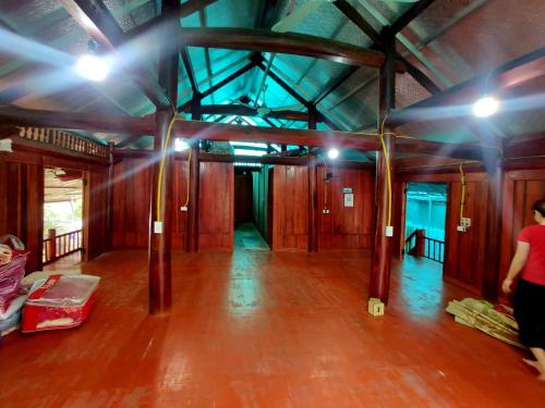 een kamer met een houten vloer en verlichting bij Xóm măng 2 -xã Long Cốc-huyện Tân Sơn-Tỉnh Phú Thọ 