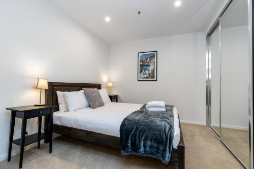 Postel nebo postele na pokoji v ubytování Grand Central Towers Apt Resort-Style Amenities - Hosted by CanStay