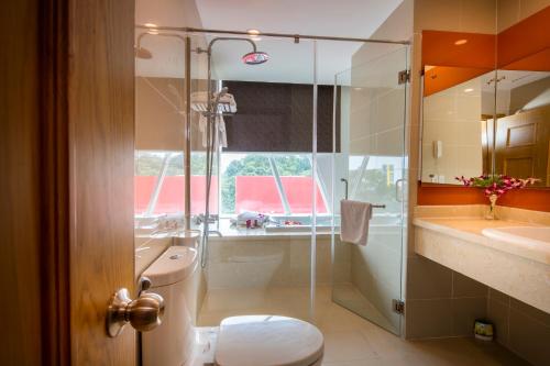 y baño con ducha, aseo y lavamanos. en TTC Hotel - Airport, en Ho Chi Minh