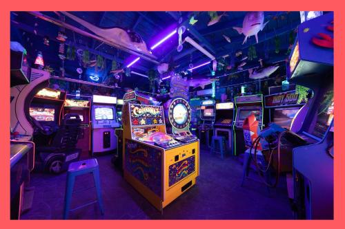 una habitación llena de máquinas de videojuegos en Underwater Voyage: Heated Pool, Arcade, more!, en Garden Grove