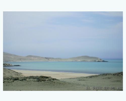 uma imagem de uma praia com o oceano em Paraiso Retiro em Huacho