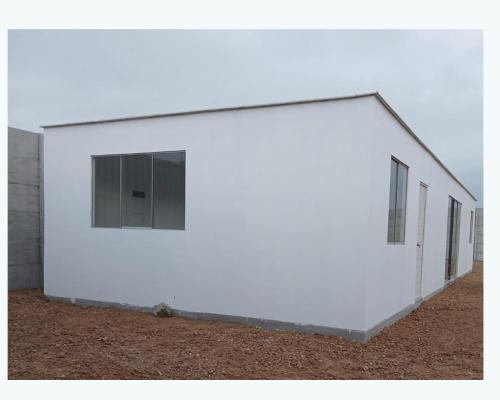 een wit gebouw met ramen aan de zijkant bij Paraiso Retiro in Huacho