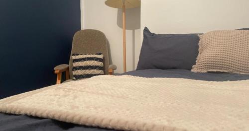 1 cama con edredón blanco y almohada en Contractors Grove 2 Bed House Town Centre Location, en Wellingborough