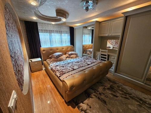 クラヨーヴァにあるApartament 3 camere plus living, 2 bai, modernのベッドルーム1室(革張りのベッドフレーム付きのベッド1台付)