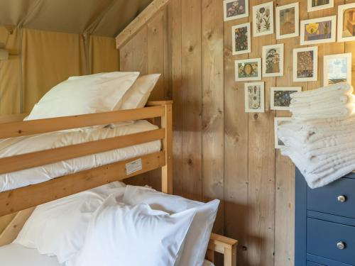 1 dormitorio con litera y pared con cuadros en Lime Kiln Lodge - Ukc6262, en Castle Cary