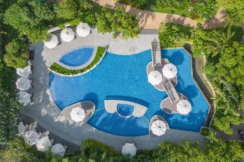 una vista aérea de una piscina con sombrillas en Radisson Blu Cebu, en Cebú