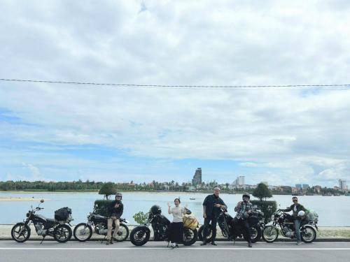 a group of motorcycles parked on the side of a road at HAI DANG HOTEL in Xóm Ðé