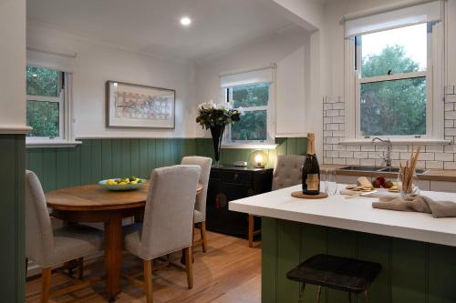 Clunes的住宿－Trembath，厨房以及带桌椅的用餐室。