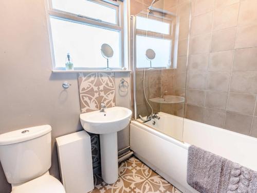 uma casa de banho com um lavatório, um WC e uma banheira em 3 Bed in Shanklin 49398 em Shanklin