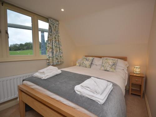 - une chambre avec un lit et des serviettes dans l'établissement 2 Bed in Bristol 72582, à Winford