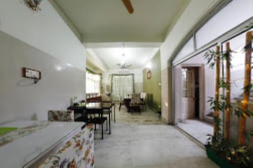 迪馬普爾的住宿－Trinity Villa Dimapur，走廊上设有桌椅的房间