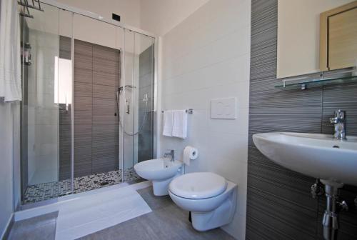 Novo Motel في تورتوريتو ليدو: حمام مع حوض ومرحاض ودش