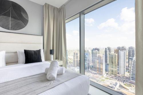 um quarto com uma cama e uma grande janela em Vida Dubai Marina & Yacht Club Residences no Dubai