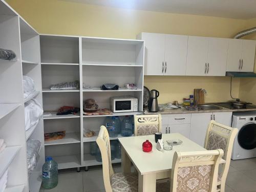 Ett kök eller pentry på Rahat Hostel