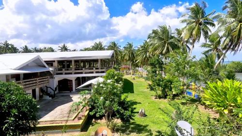 een luchtzicht op een resort met palmbomen bij Chilly Beach Resort Palawan in Aborlan