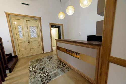 a hallway with a reception desk and a door at Casa Huber in Sighetu Marmaţiei