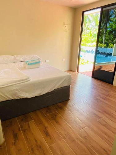 um quarto com uma cama e piso em madeira em Coco Loco Resort 