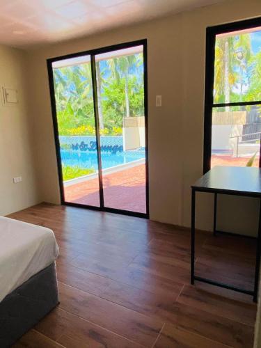 um quarto com uma cama, uma mesa e uma piscina em Coco Loco Resort 
