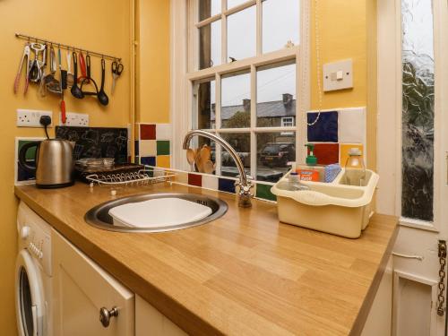 un bancone della cucina con lavandino e finestra di Town Cottage a Skipton