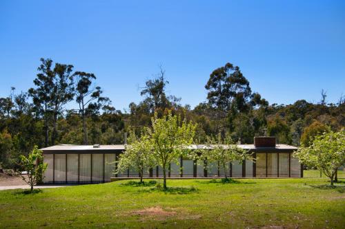 Taman di luar Kangaroo Estate Farmstead 8 bedroom Daylesford 17 Pax Weddings