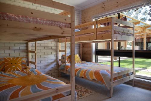 Katil atau katil-katil dalam bilik di Kangaroo Estate Farmstead 8 bedroom Daylesford 17 Pax Weddings