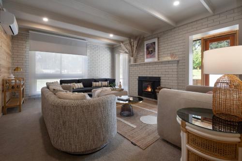 Ruang duduk di Kangaroo Estate Farmstead 8 bedroom Daylesford 17 Pax Weddings