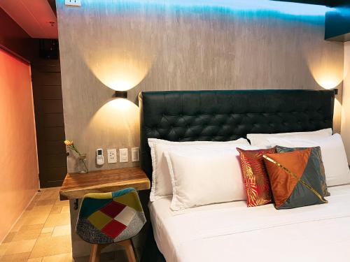 Voodi või voodid majutusasutuse CLOCKWORKORANGE Luxury Suites 4-Minutes Away To Airport toas