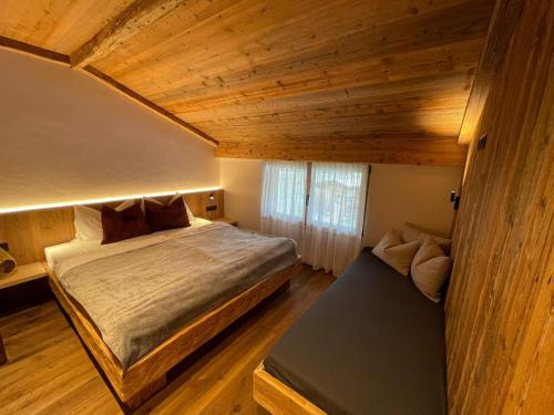 ヴァルダーオラにあるApp Unterhoelzlhof - Chalet Animaのベッドルーム(ベッド1台、窓付)