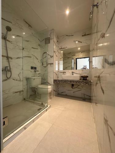 y baño con aseo, lavabo y ducha. en Diamond Park Inn Chiangrai & Resort, en Chiang Rai