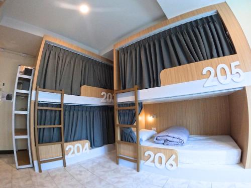 Zimmer mit 2 Etagenbetten in einem Zimmer in der Unterkunft KPOP Hostel in Karon Beach