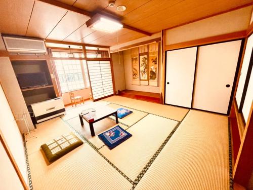 an overhead view of a living room with a table at SnowHouse Memorie Hotel-石打丸山 in Seki