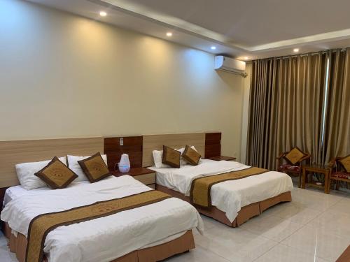 Hòa Ðình的住宿－ĐÔNG THÀNH，一间酒店客房,房间内设有两张床