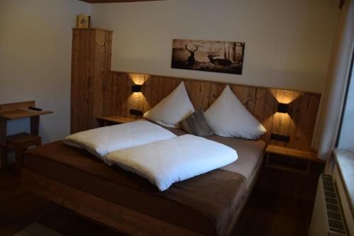 1 dormitorio con 1 cama con 2 almohadas blancas en Haus Weitenstich, en Zell am Ziller