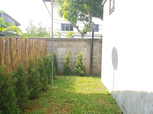 Κήπος έξω από το Kedthawa Homestay เฮือนภูผา