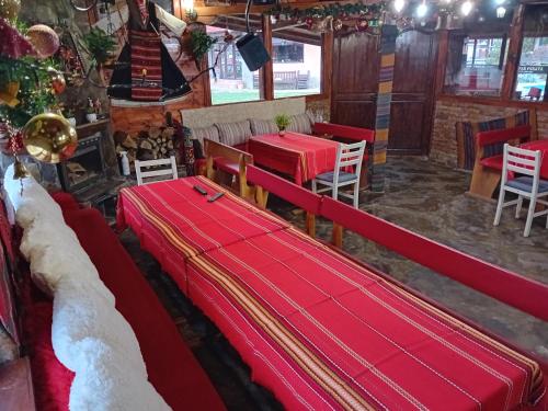 Restaurace v ubytování Къща за гости "Там край реката "