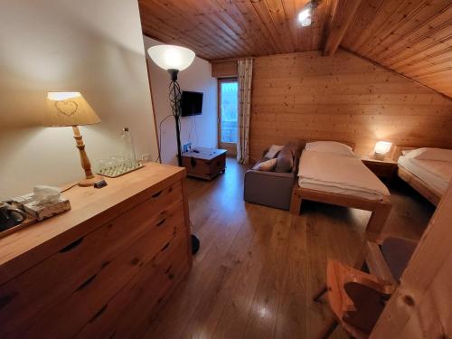 una camera con un letto in una cabina di legno di La Tour d'Aï a Leysin