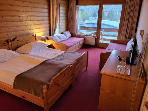 Postel nebo postele na pokoji v ubytování Hotel La Tour d'Aï