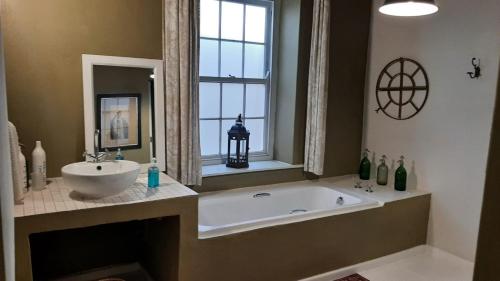 Ein Badezimmer in der Unterkunft Cafe Felix & Old Oak Manor