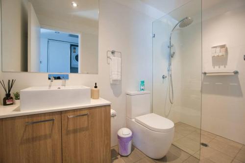 ein Bad mit einem WC, einem Waschbecken und einer Dusche in der Unterkunft Pokémon Inspired Apt -Pool-Gym-Sauna-Steam Room in Adelaide