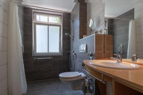 ビンツにあるVilla Eden Binz Typ 5 (Apt.14)のバスルーム(洗面台、トイレ付)、窓が備わります。