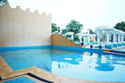 una piscina en un complejo con agua azul en Paradise Feel Dreamy Resort en Pondicherry
