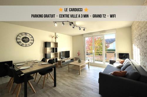 a living room with a couch and a table at Le Carducci - Joli T2 dans résidence au calme in Bonneville