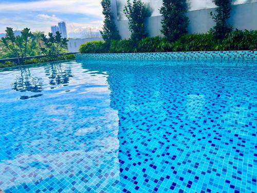 - une piscine avec du carrelage bleu sur l'eau dans l'établissement Couple Suite at Neu Suites near Gleneagles, à Kuala Lumpur